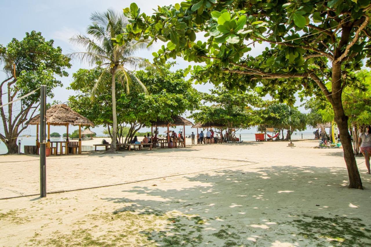 Guerilla Dive Lodge Pulau Pari Yakarta Exterior foto